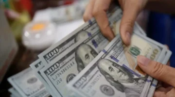 تراجع الدولار الأمريكي.. أسعار الصرف تسجل انخفاضًا جديدًا في البنك المركزي